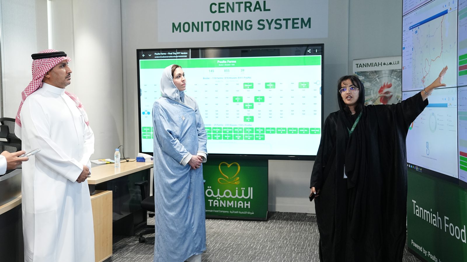 ممثلو معهد الصناعات الغذائية وشركة التنمية الغذائية خلال توقيع الاتفاقية