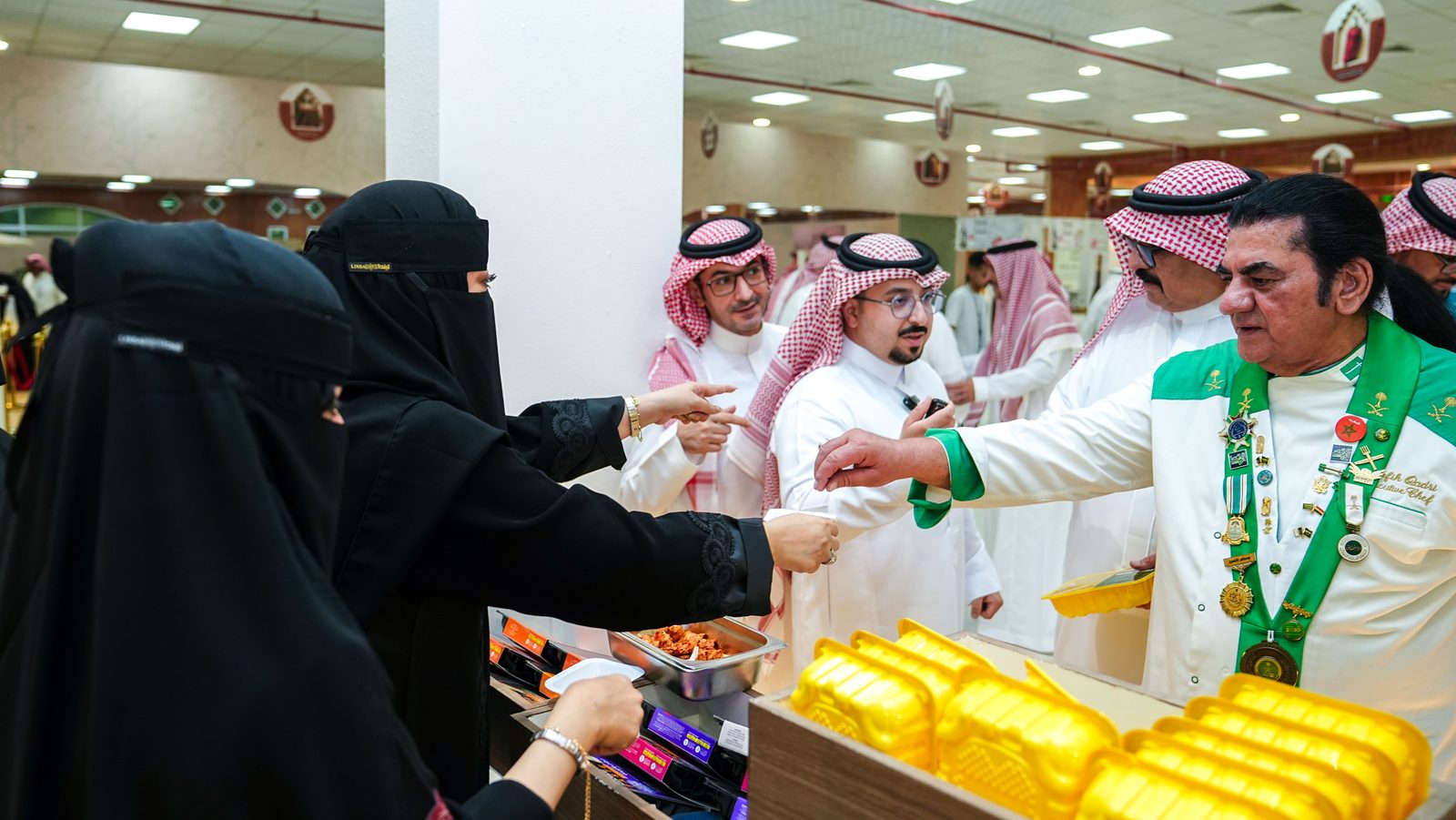 زوار المهرجان يتذوقون منتج دجاج حبحر شقراء من شركة التنمية الغذائية خلال مهرجان فلفل شقراء