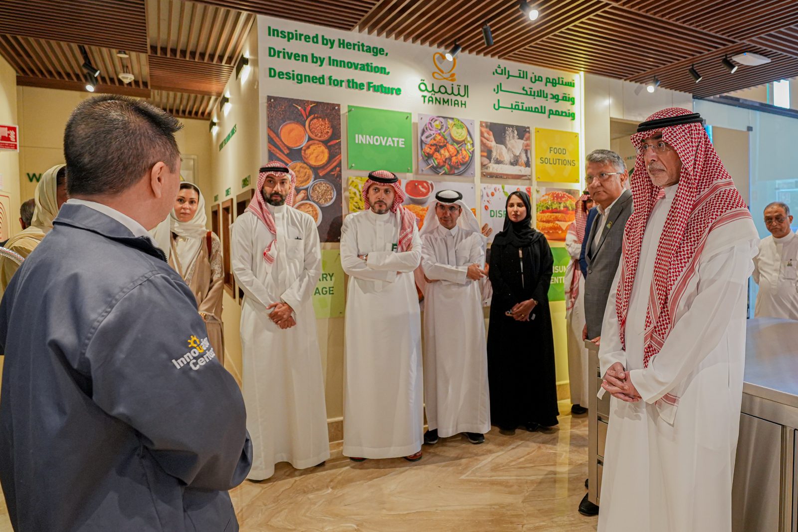 جولة الضيوف في مركز التنمية للابتكار خلال حفل الافتتاح