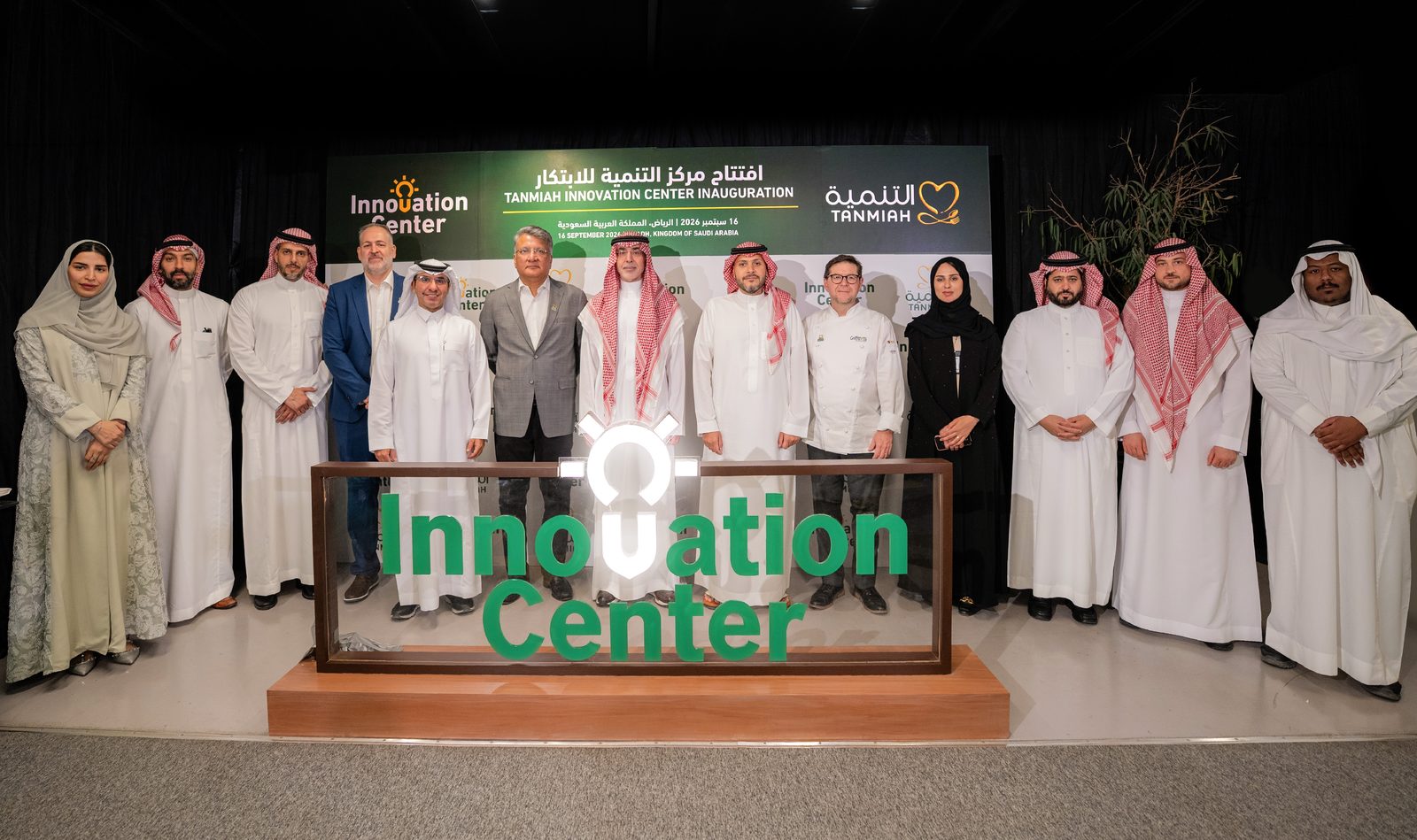 قيادات شركة التنمية الغذائية والضيوف خلال افتتاح مركز التنمية للابتكار