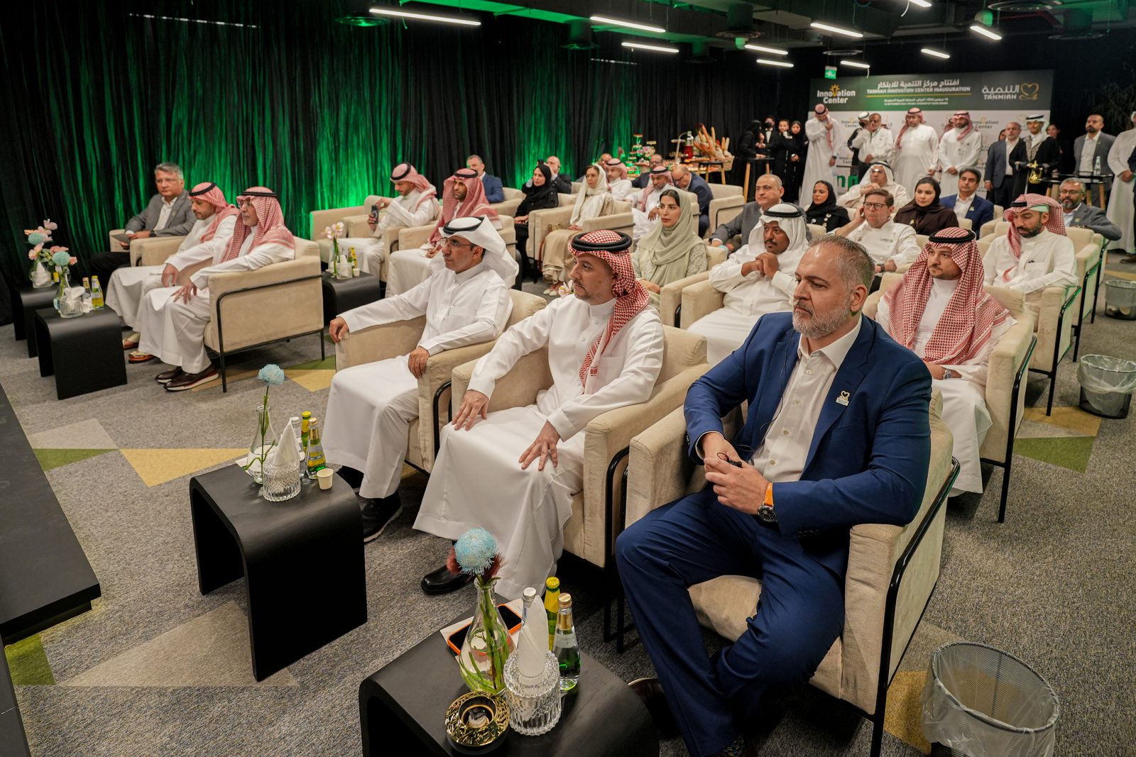 الحضور خلال حفل افتتاح مركز التنمية للابتكار