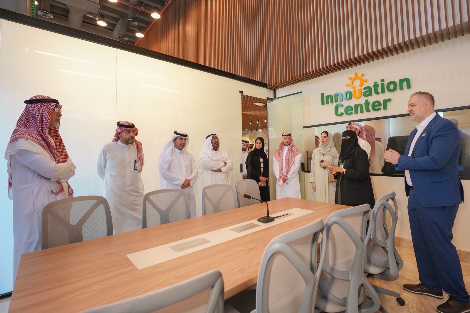 الضيوف خلال جولة تعريفية في مركز التنمية للابتكار