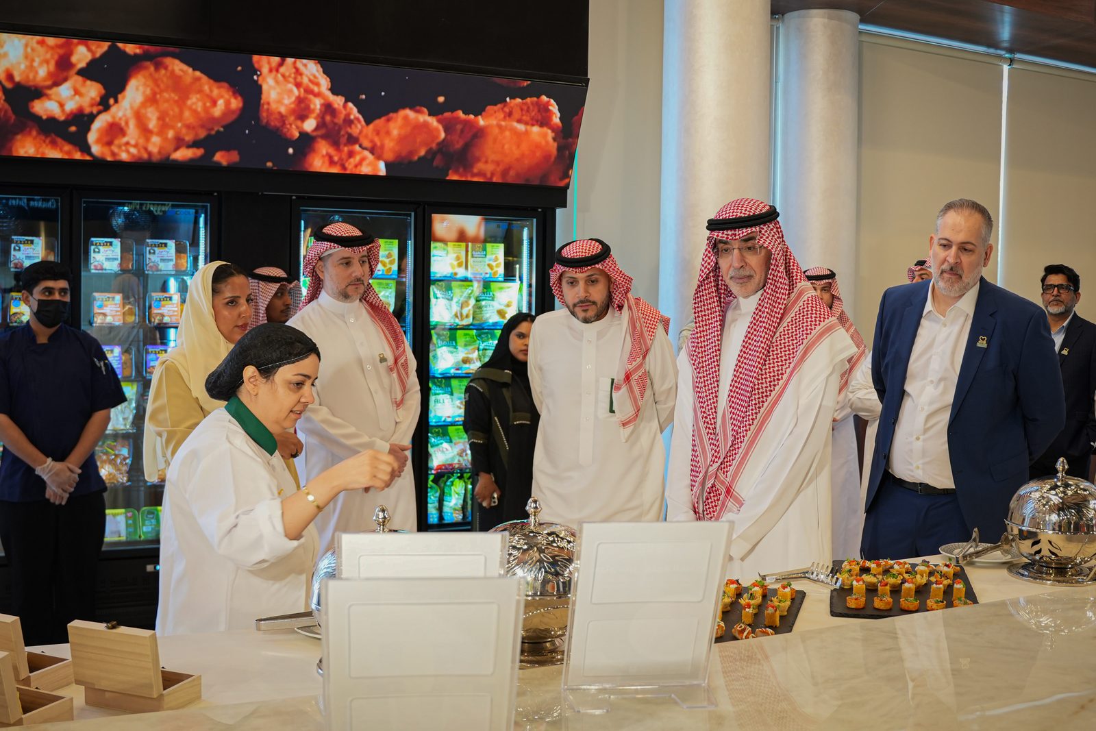 الضيوف يطّلعون على تذوق منتجات التنمية الغذائية في مركز التنمية للابتكار
